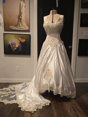 white Satin Wedding Gown with beaded Lace Appliqué by San Martin, sz 6/8